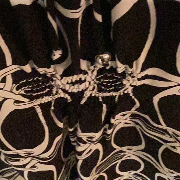 New black & white Michael Kors blouse in large. - Picture 6 of 7